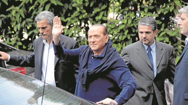 Berlusconi a la salida del hospital el pasado mes de junio