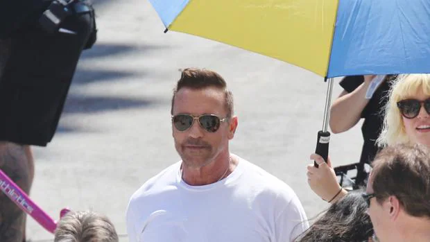 Arnold Schwarzenegger ha aparecido en el set de rodaje con un aspecto mucho más juvenil