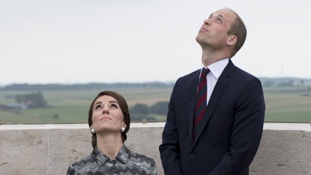 Guillermo y Kate Middleton miran juntos al cielo