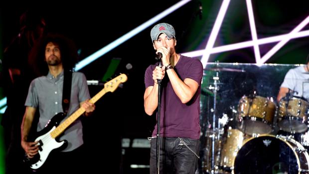 Una fan de Enrique Iglesias pasó doce horas escondida debajo de una mesa para conocerle