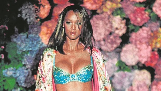 Tyra Banks consiguió a los 17 años su primer trabajo como modelo y después desfiló para las mejores marcas