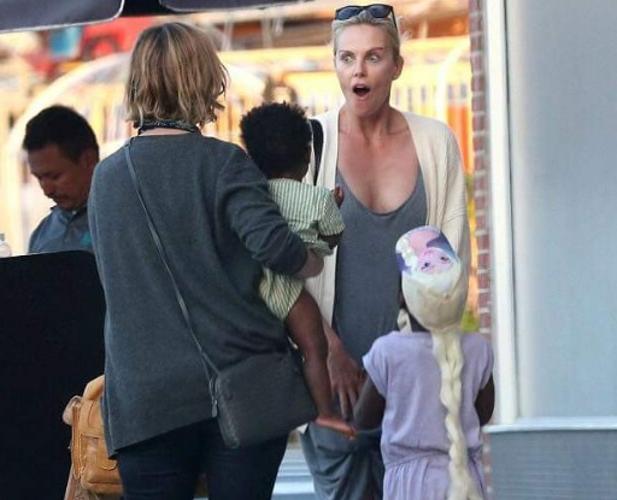 Charlize Theron, criticada por su vestir a su hijo como la princesa «Frozen»