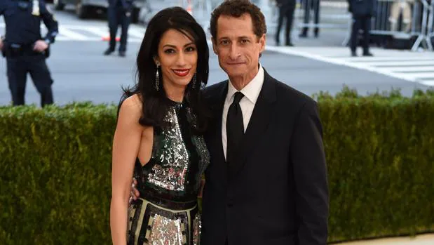 Huma Abedin y su marido, Anthony Weiner, el pasado mes de mayo a su llegada al MET de Nueva York