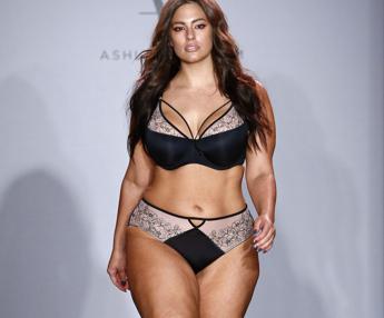 La modelo «curvy» Ashley Graham se convierte en la estrella de la Semana de la Moda de Nueva York