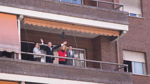 Recreación cinematográfica del momento en que Revilla saluda desde su balcón