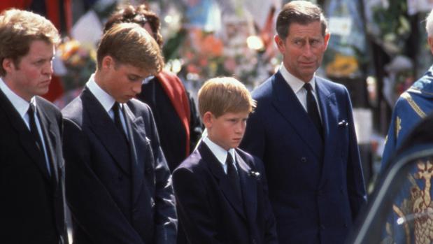 El príncipe Carlos junto a sus hijos en el funeral de Diana