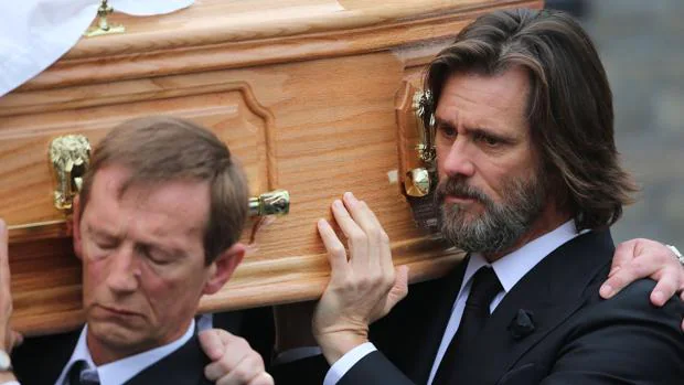 Jim Carrey durante el entierro de Cathriona White