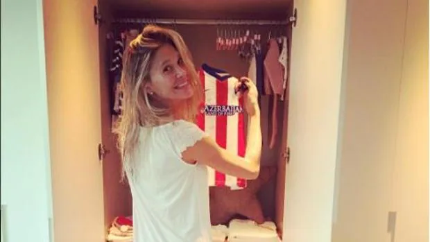 Carla Pereyra muestra la camiseta del Atlético de su hija