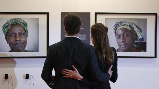 La pareja cómplice en una exposición