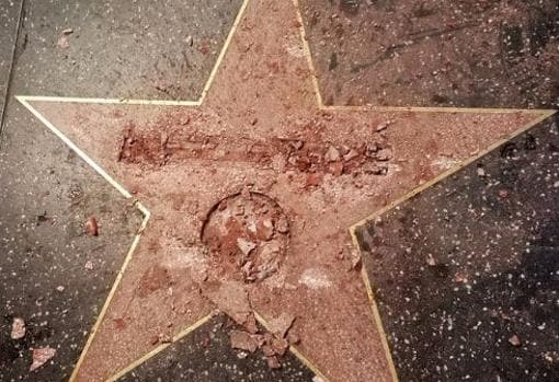 Un hombre arranca a martillazos la estrella de Trump en el Paseo de la Fama de Hollywood