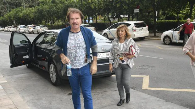 Bigote Arrocet y María Teresa Campos, a su llegada al hotel de Málaga