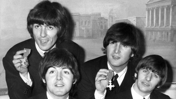 Hallan la carta con que Lennon devolvió una medalla a la Reina