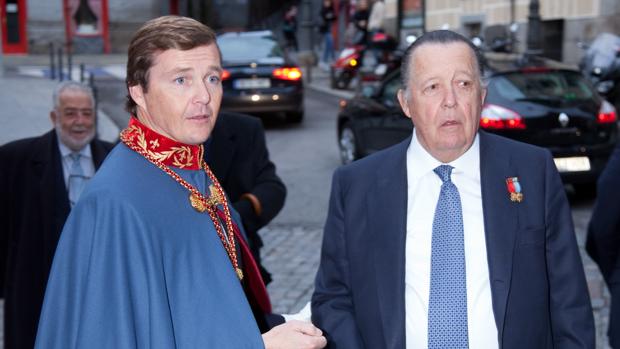 Carlos de Borbón-Dos Sicilias y Borbón-Parma (en la imagen, junto a su hijo y sucesor), falleció en octubre del pasado año en la localidad de Retuerta del Bullaque (Ciudad Real). Don Pedro de Borbón-Dos Sicilias es ahora quien ostenta la jefatura de la Casa