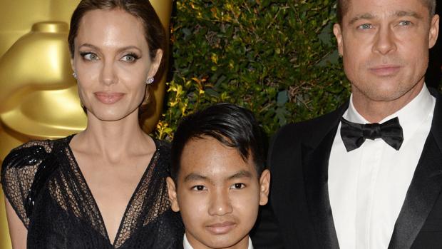 Angelina Jolie y Brad Pitt, junto a su hijo Maddox en una entrega de premios en 2013