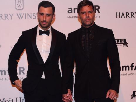 Ricky Martin cogido de la mano de su novio Jwan Yosef