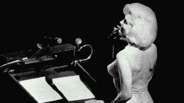 Marilyn Monroe entonando el «Happy Bithday» a Kennedy