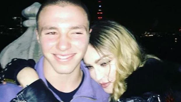 Madonna abraza a su hijo Rocco