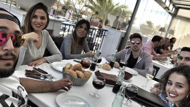 Kiko Rivera y Chabelita sellan la paz en un restaurante de Sevilla