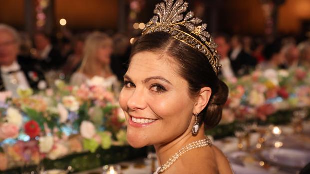 El audaz estilismo de Victoria de Suecia: un vestido «low cost» con la tiara napoleónica
