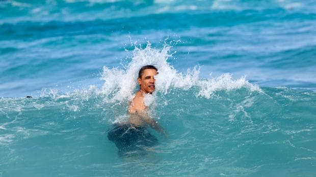 El presidente Obama disfrutando de un baño en las playas de Hawái