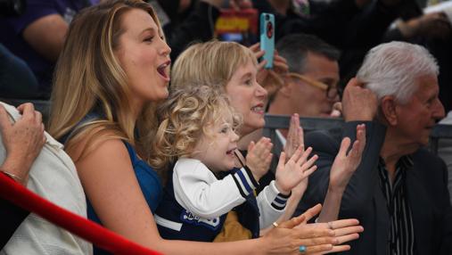 Blake Lively y Ryan Reynolds posan junto a sus dos hijas por primera vez