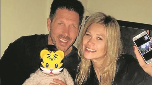 Carla Pereyra en una imagen de Instagram junto al Cholo Simeone y la pequeña Francesca