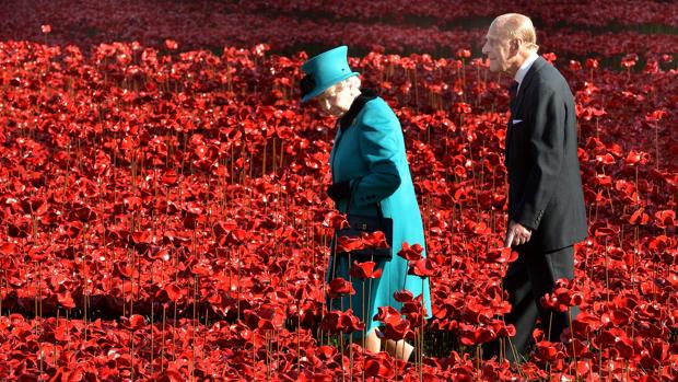 La Reina Isabel II y el Duque de Edimburgo, durante una visita