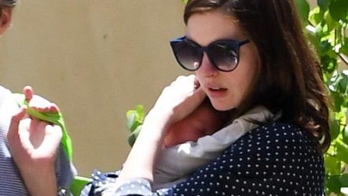 Anne Hathaway junto a su hijo