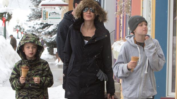 Angelina Jolie junto a sus hijas, Vivienne y Shiloh