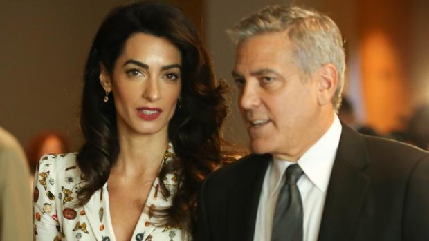 Aseguran que Amal Clooney está embarazada de gemelos