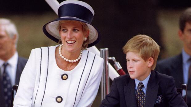 Lady Di y su hijo, Enrique, en una imagen de 1995