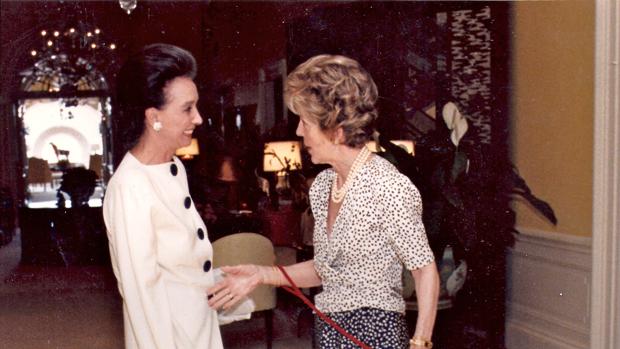 Aline Griffith y Nancy Reagan en 1987 en la Casa Blanca, durante una visita de la Condesa Viuda de Romanones a la primera dama
