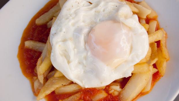 Patatas fritas con huevos: 10 bares de Sevilla con dos huevos… Y «papas»