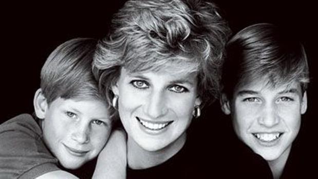 Guillermo y Enrique de Inglaterra junto a su madre, Diana de Gales