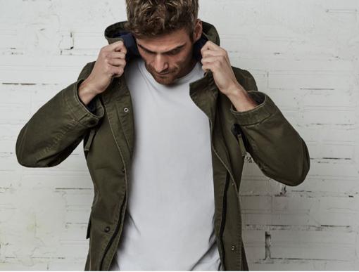 Parka verde (59,95 euros) y sudadera de cuello redondo (19,95 euros)