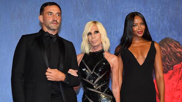 Riccardo Tisci, junto a Donatella Versace y Naomi Cambell