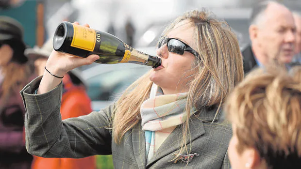 Una joven bebiendo Prosecco en #el Festival de Cheltenham