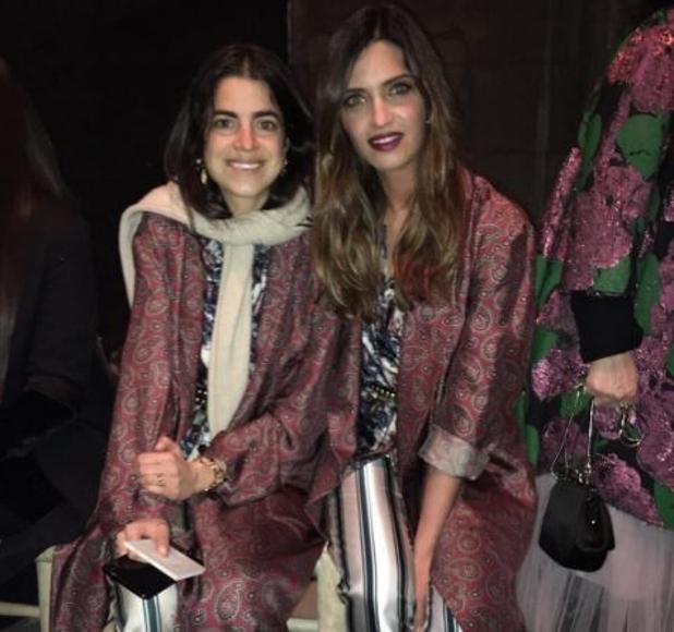 Sara Carbonero y Man Repeller coinciden con el mismo look en el desfile de Burberry