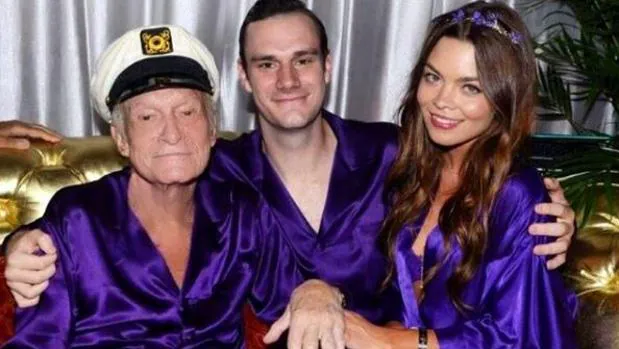 Hugh Hefner, fundador de Playboy junto a su hijo y su prometida