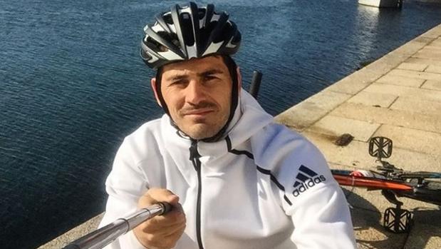 Íker Casillas «cambia» los guantes por la bicicleta