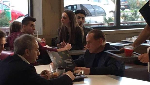 Berlusconi, en el McDonald's de Milán