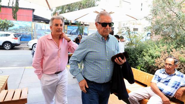 Mario Vargas Llosa y su hijo Álvaro llegan a un conocido restaurante de Lima