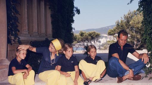 La Familia Real en su residencia estival en Marivent, durante el verano de 1975