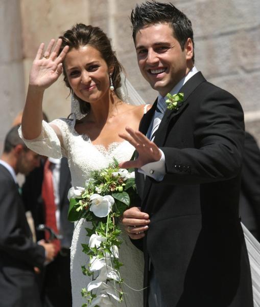 Paula Echevarría y David Bustamante saludan a fnas y periodistas congregados a la salida de la iglesia