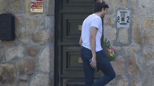 Un hombre diferente acude a la vivienda para entregar un ramo de flores rosas