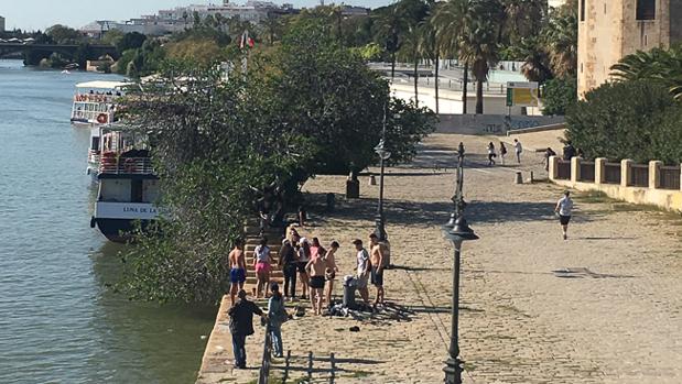 ¿Qué se ve cuando paseas por la orilla de Guadalquivir?