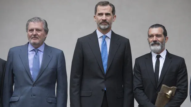 Don Felipe (centro) junto a Antonio Banderas (derecha) y el Ministro de Educación , Cultura y Deportes. Íñigo Méndez de Vigo