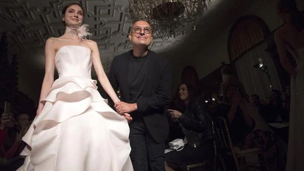 El diseñador Ángel Sánchez aterriza en Barcelona para mostrar su colección de vestidos de novia