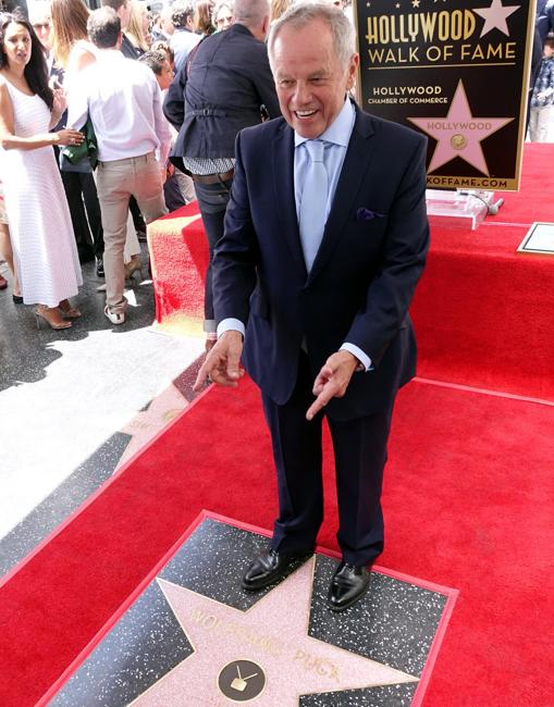 El chef posa feliz junto a su estrella en el paseo de la fama de Hollywood