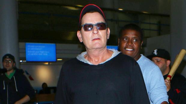 Registran el avión privado de Charlie Sheen a su regreso de México